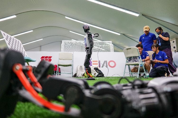 茵梦想, 机器人场上, AA 茵梦想, 机器人场上, AA