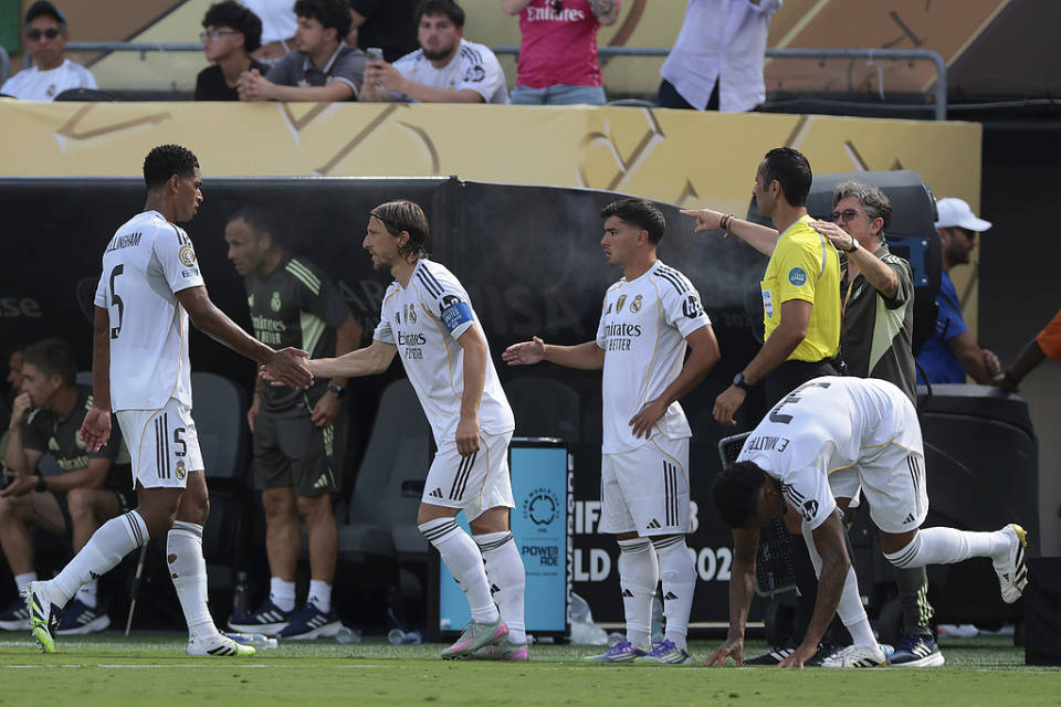 价从德甲多, 但球迷们都 价从德甲多, 但球迷们都